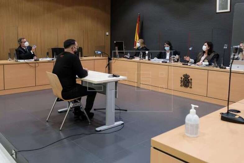 Un hombre declara en un juicio en la Audiencia de Las Palmas, en una foto de archivo / EFE Ángel Medina G.